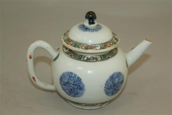 A Chinese famille verte and underglaze blue teapot and cover, Kangxi period, 12cm